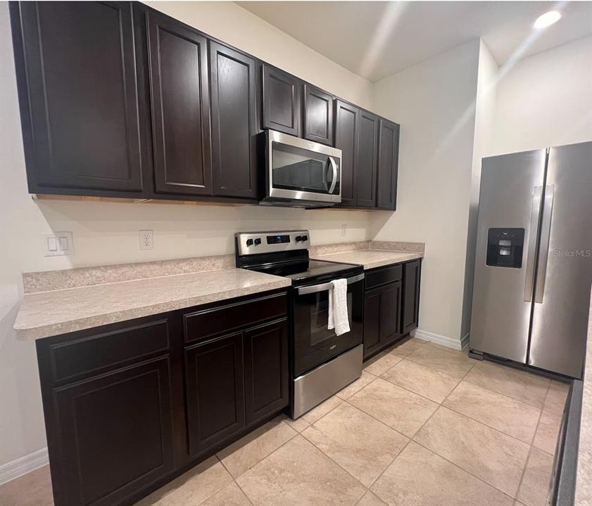 Activo con contrato: $1,900 (3 camas, 2 baños, 1680 Pies cuadrados)