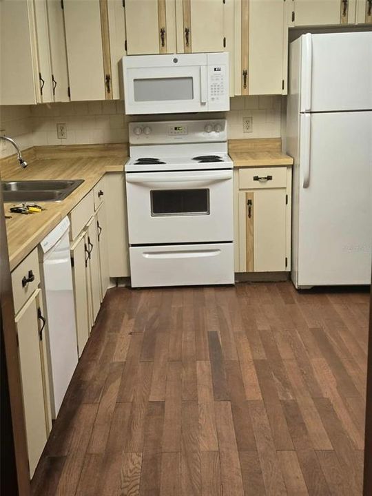 For Sale: $241,888 (2 beds, 2 baths, 1272 Square Feet)