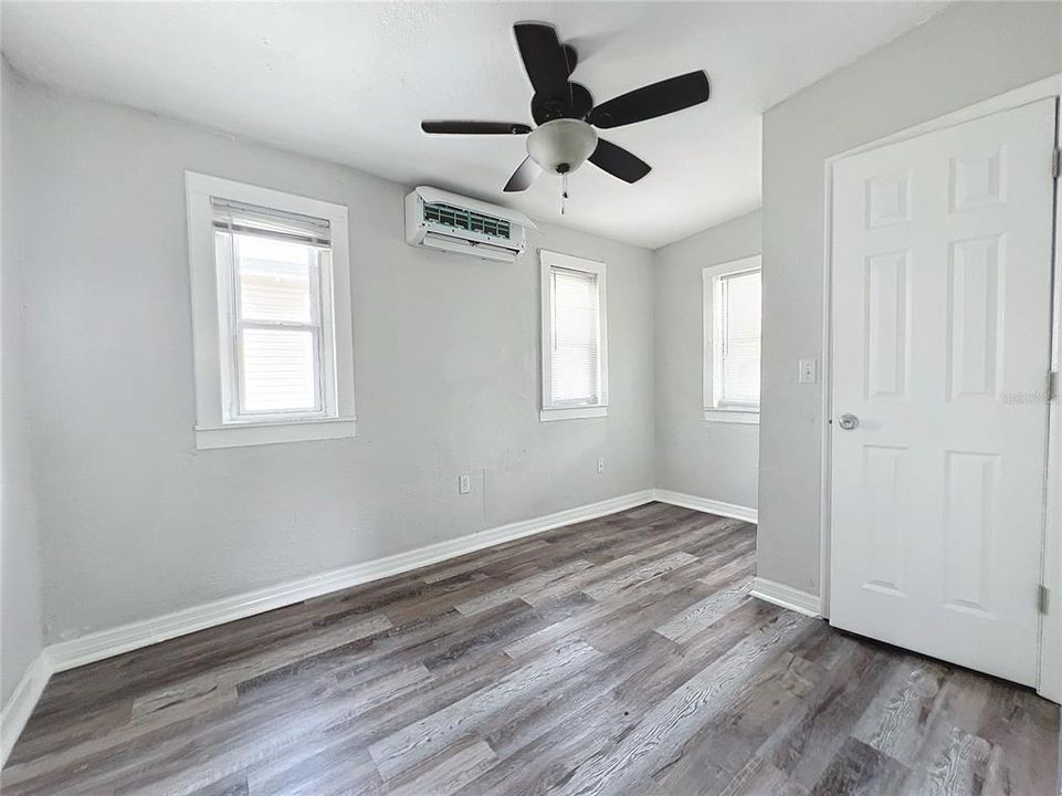 出租: $1,100 (1 贝兹, 1 浴室, 1211 平方英尺)