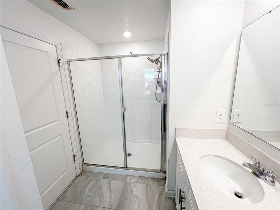 合同活跃: $329,900 (6 贝兹, 3 浴室, 2614 平方英尺)