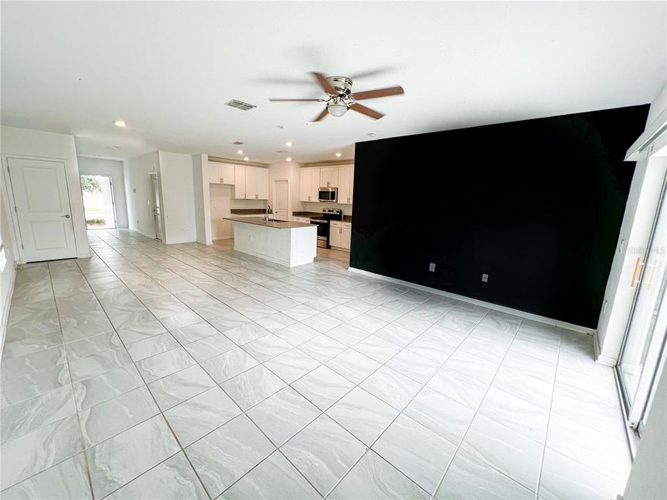 合同活跃: $329,900 (6 贝兹, 3 浴室, 2614 平方英尺)