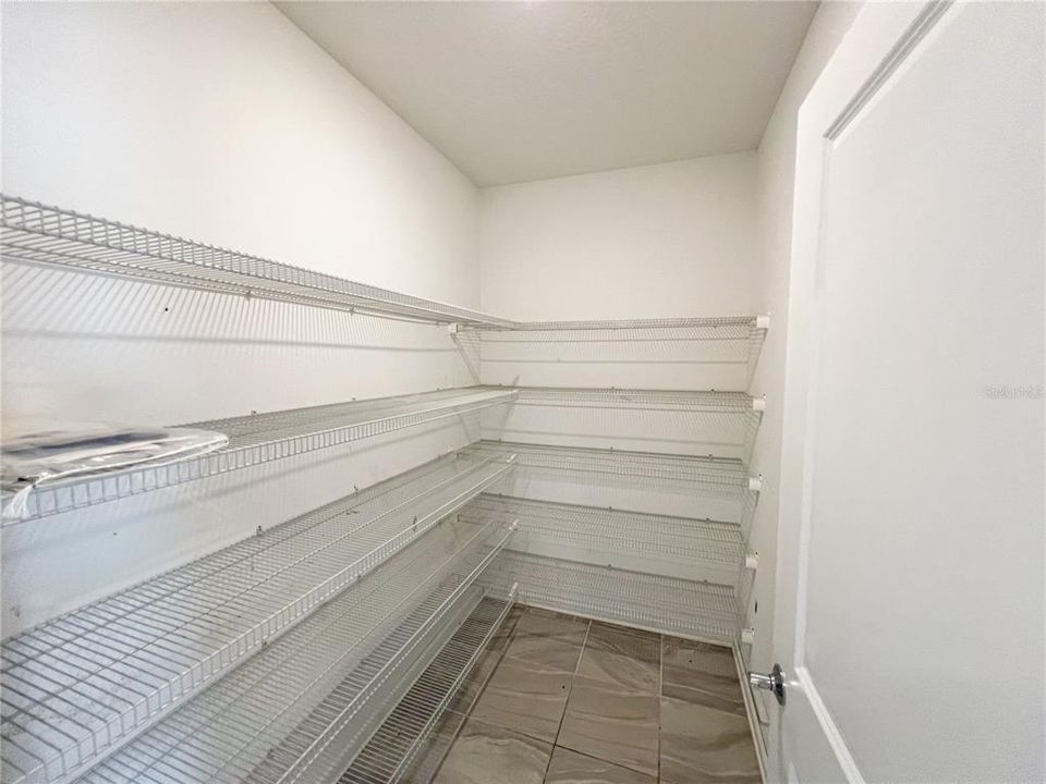 合同活跃: $329,900 (6 贝兹, 3 浴室, 2614 平方英尺)