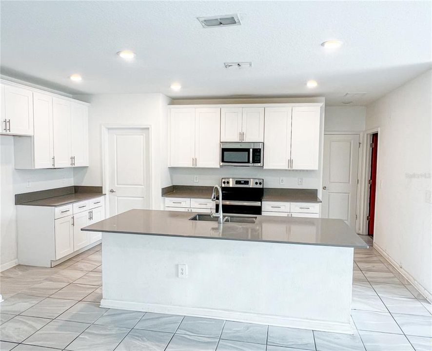 合同活跃: $329,900 (6 贝兹, 3 浴室, 2614 平方英尺)