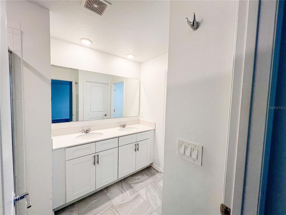 合同活跃: $329,900 (6 贝兹, 3 浴室, 2614 平方英尺)