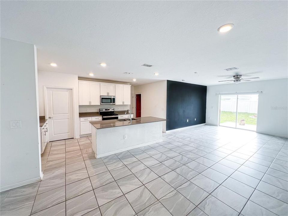 合同活跃: $329,900 (6 贝兹, 3 浴室, 2614 平方英尺)