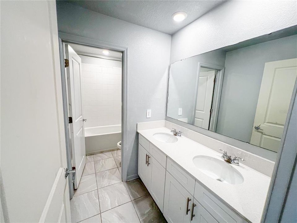 合同活跃: $329,900 (6 贝兹, 3 浴室, 2614 平方英尺)