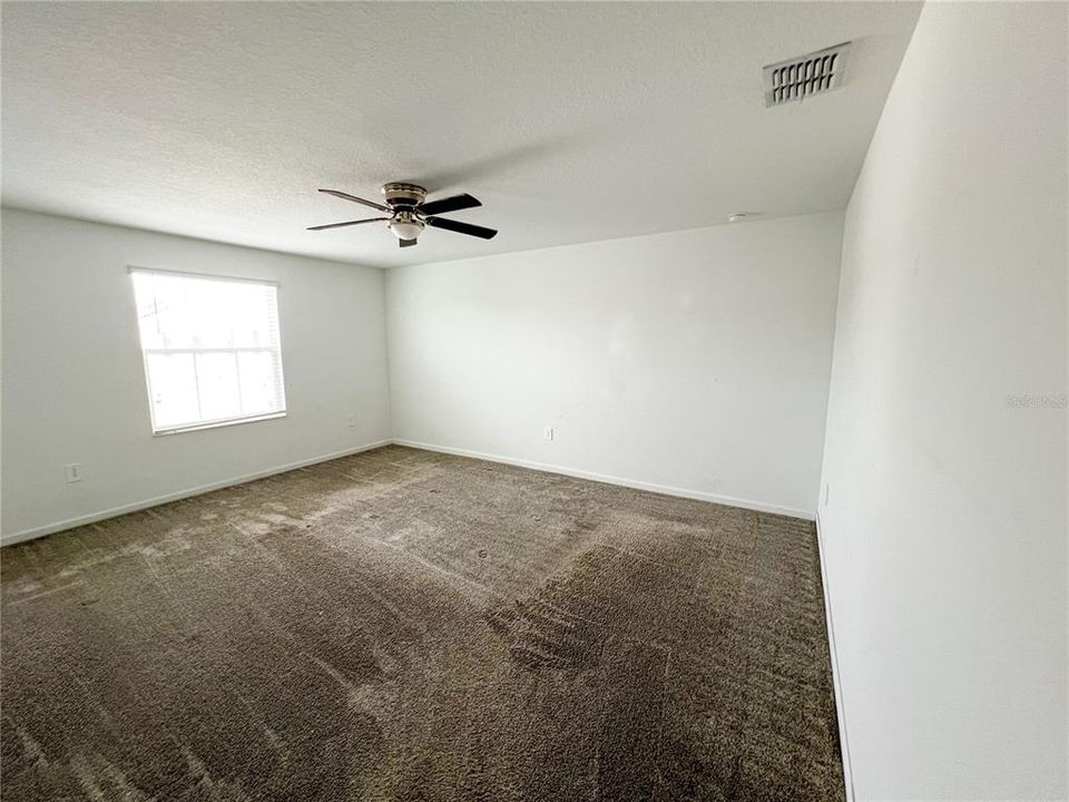 合同活跃: $329,900 (6 贝兹, 3 浴室, 2614 平方英尺)