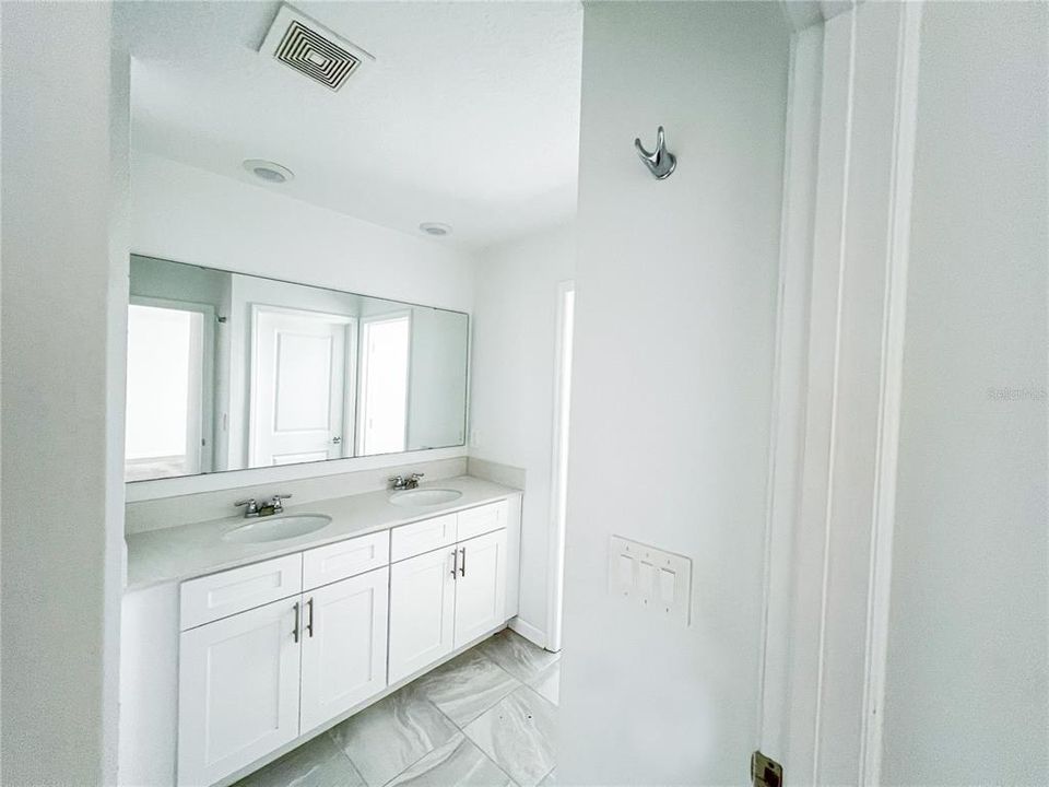 合同活跃: $329,900 (6 贝兹, 3 浴室, 2614 平方英尺)