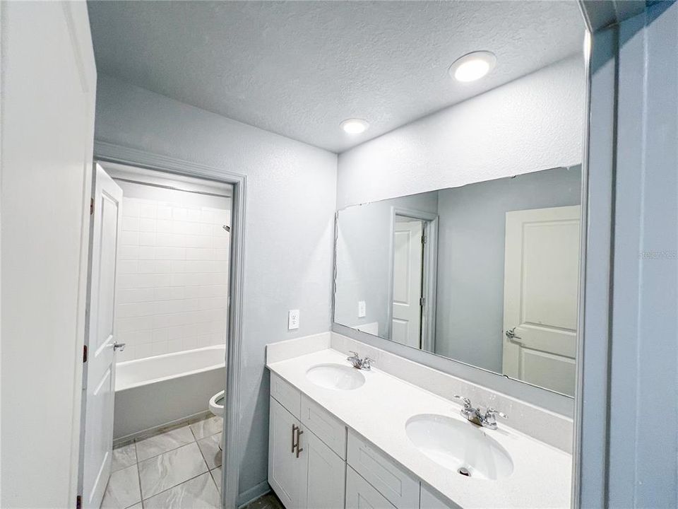 合同活跃: $329,900 (6 贝兹, 3 浴室, 2614 平方英尺)