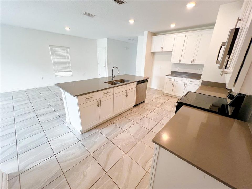 合同活跃: $329,900 (6 贝兹, 3 浴室, 2614 平方英尺)