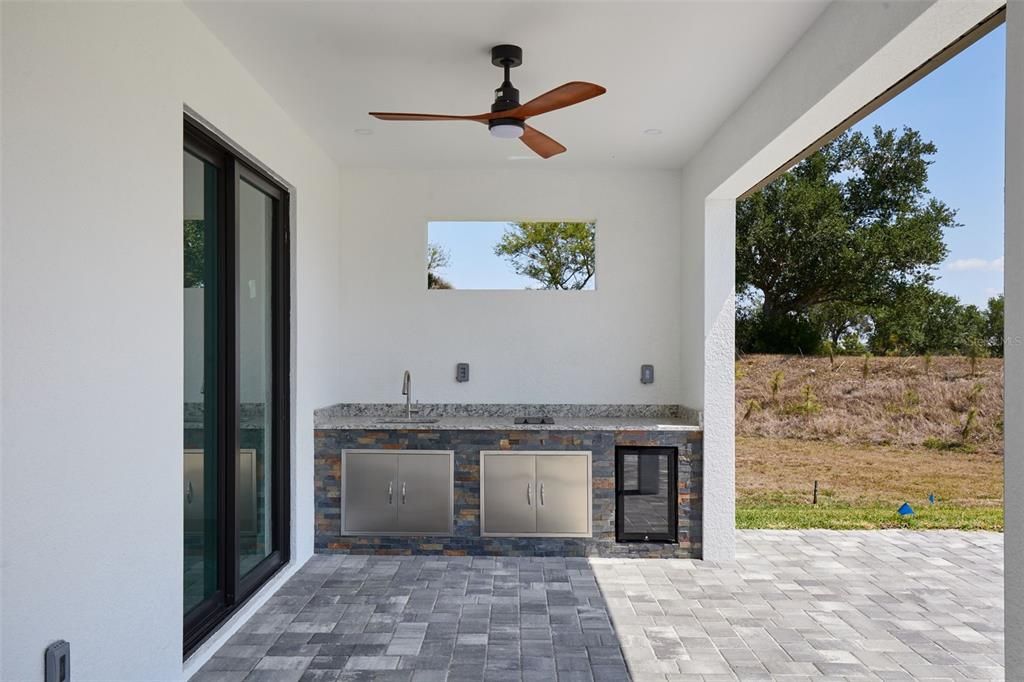 Под контрактом: $475,000 (4 спален, 3 ванн, 1898 Квадратных фут)