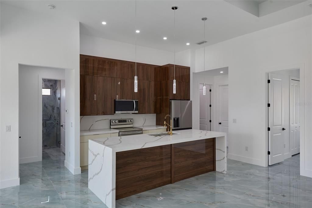 Под контрактом: $475,000 (4 спален, 3 ванн, 1898 Квадратных фут)