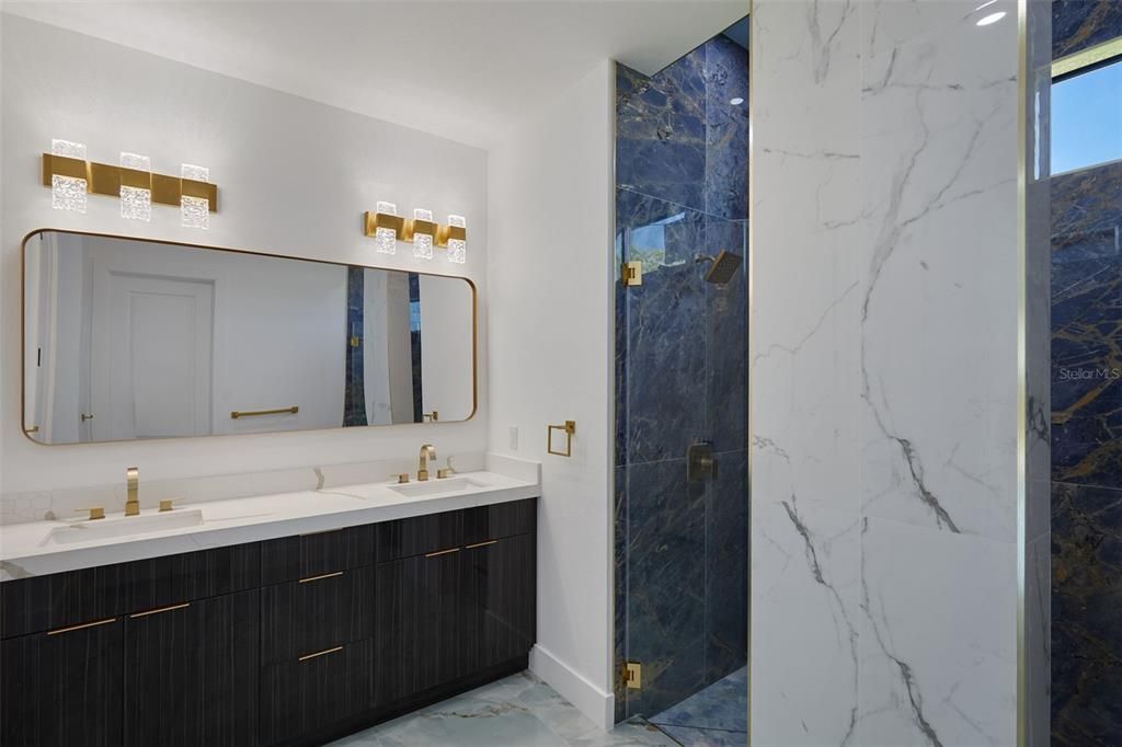 Под контрактом: $475,000 (4 спален, 3 ванн, 1898 Квадратных фут)