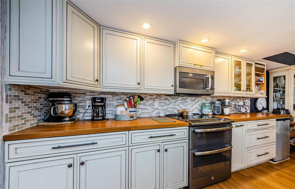 For Sale: $424,900 (2 beds, 2 baths, 1399 Square Feet)