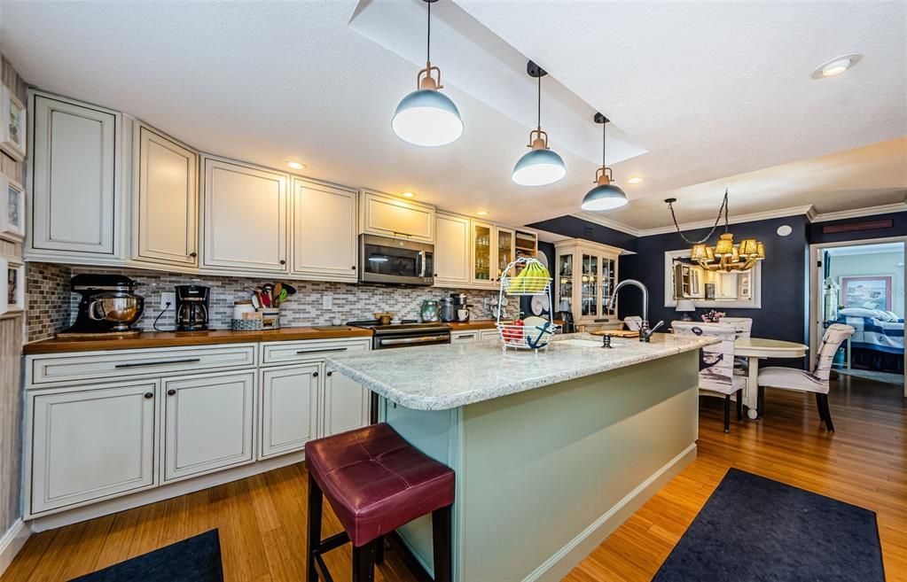 For Sale: $424,900 (2 beds, 2 baths, 1399 Square Feet)