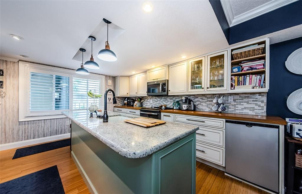 For Sale: $424,900 (2 beds, 2 baths, 1399 Square Feet)