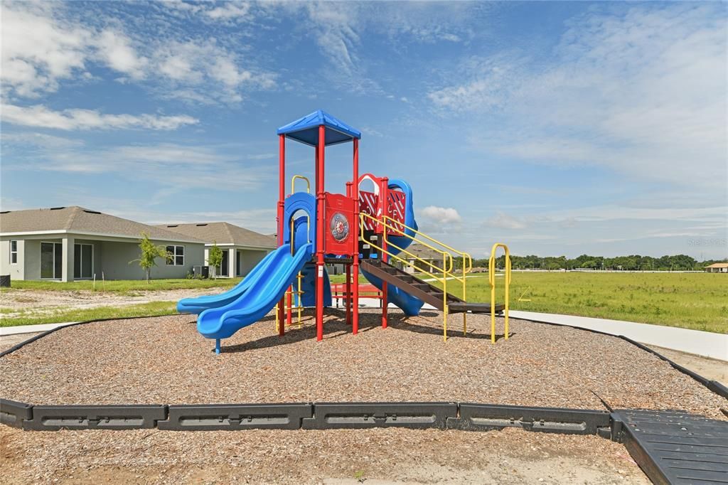Activo con contrato: $449,999 (5 camas, 3 baños, 3030 Pies cuadrados)