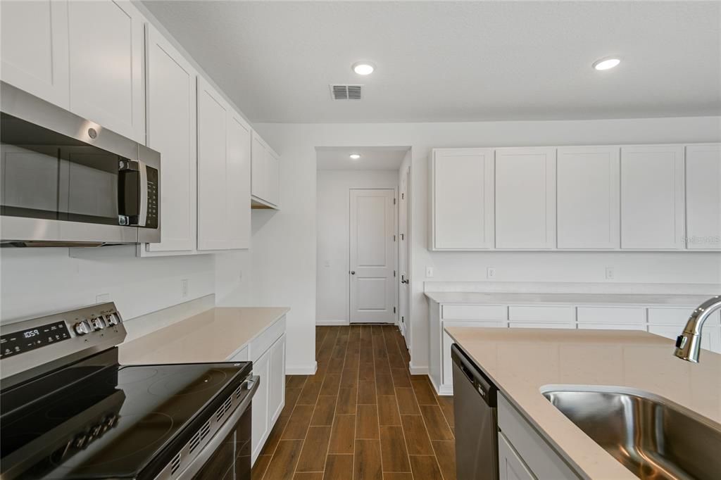 Activo con contrato: $449,999 (5 camas, 3 baños, 3030 Pies cuadrados)
