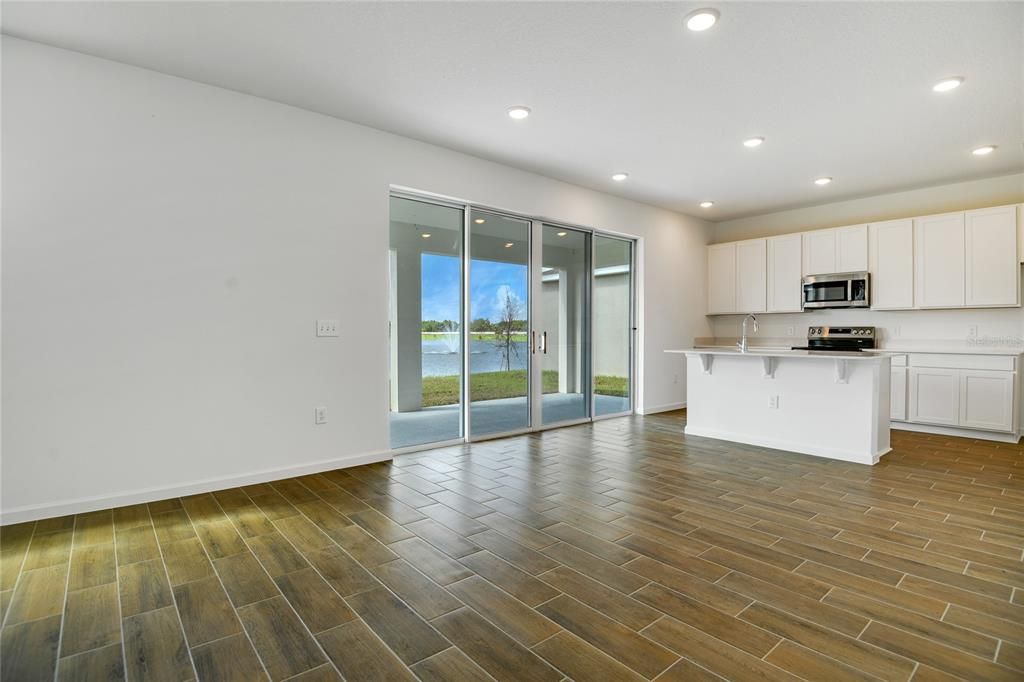 Activo con contrato: $449,999 (5 camas, 3 baños, 3030 Pies cuadrados)