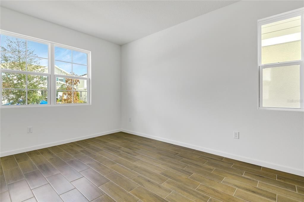 Activo con contrato: $449,999 (5 camas, 3 baños, 3030 Pies cuadrados)