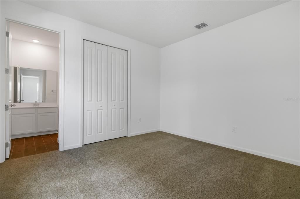 Activo con contrato: $449,999 (5 camas, 3 baños, 3030 Pies cuadrados)