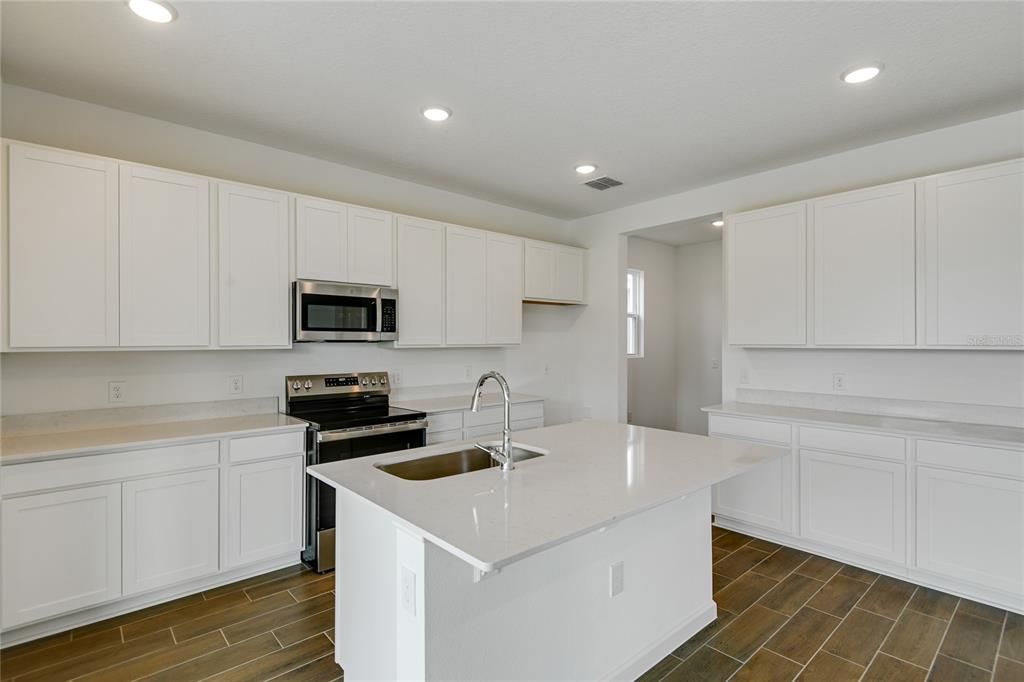 Activo con contrato: $449,999 (5 camas, 3 baños, 3030 Pies cuadrados)