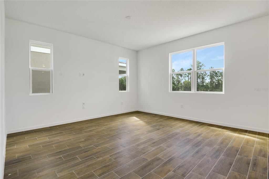 Activo con contrato: $449,999 (5 camas, 3 baños, 3030 Pies cuadrados)