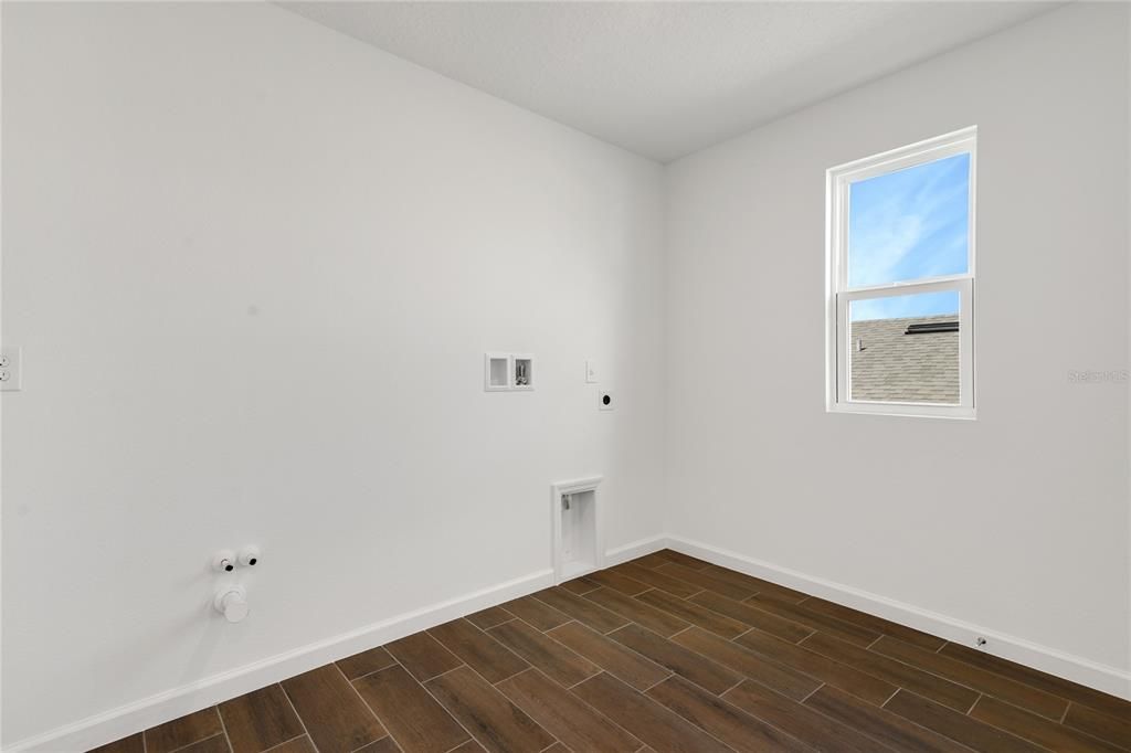 Activo con contrato: $449,999 (5 camas, 3 baños, 3030 Pies cuadrados)