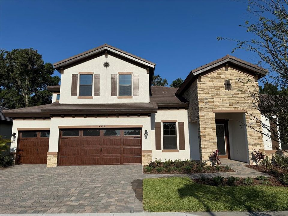 Недавно продано: $924,500 (5 спален, 4 ванн, 3911 Квадратных фут)