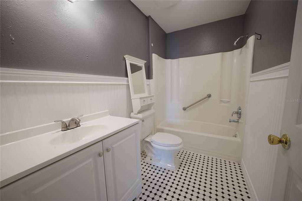 合同活跃: $355,000 (4 贝兹, 3 浴室, 2674 平方英尺)