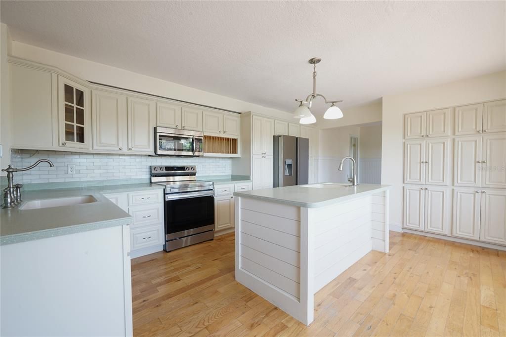 合同活跃: $355,000 (4 贝兹, 3 浴室, 2674 平方英尺)