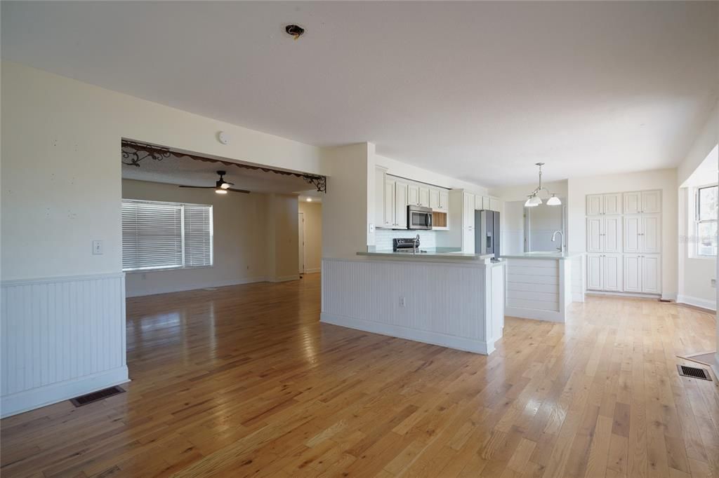 合同活跃: $355,000 (4 贝兹, 3 浴室, 2674 平方英尺)