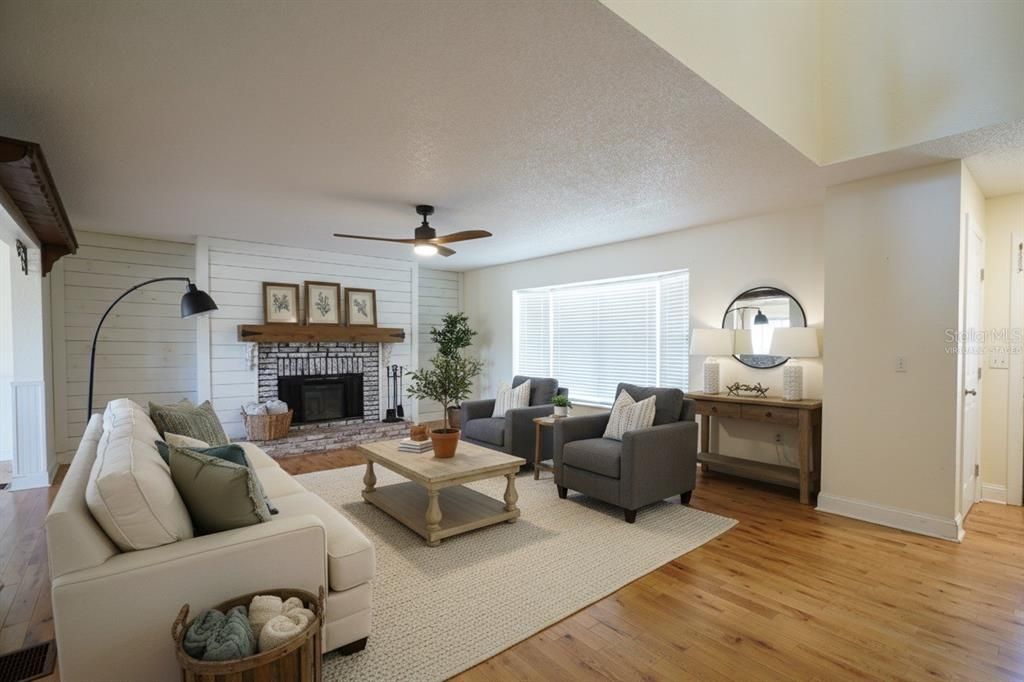 合同活跃: $355,000 (4 贝兹, 3 浴室, 2674 平方英尺)