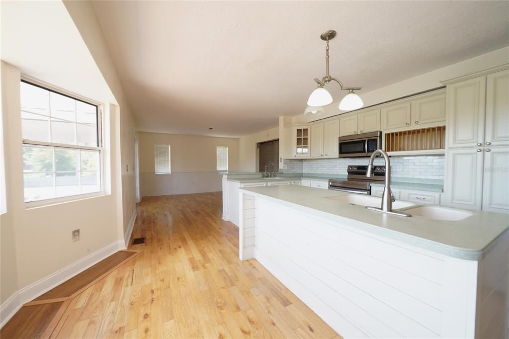 合同活跃: $355,000 (4 贝兹, 3 浴室, 2674 平方英尺)