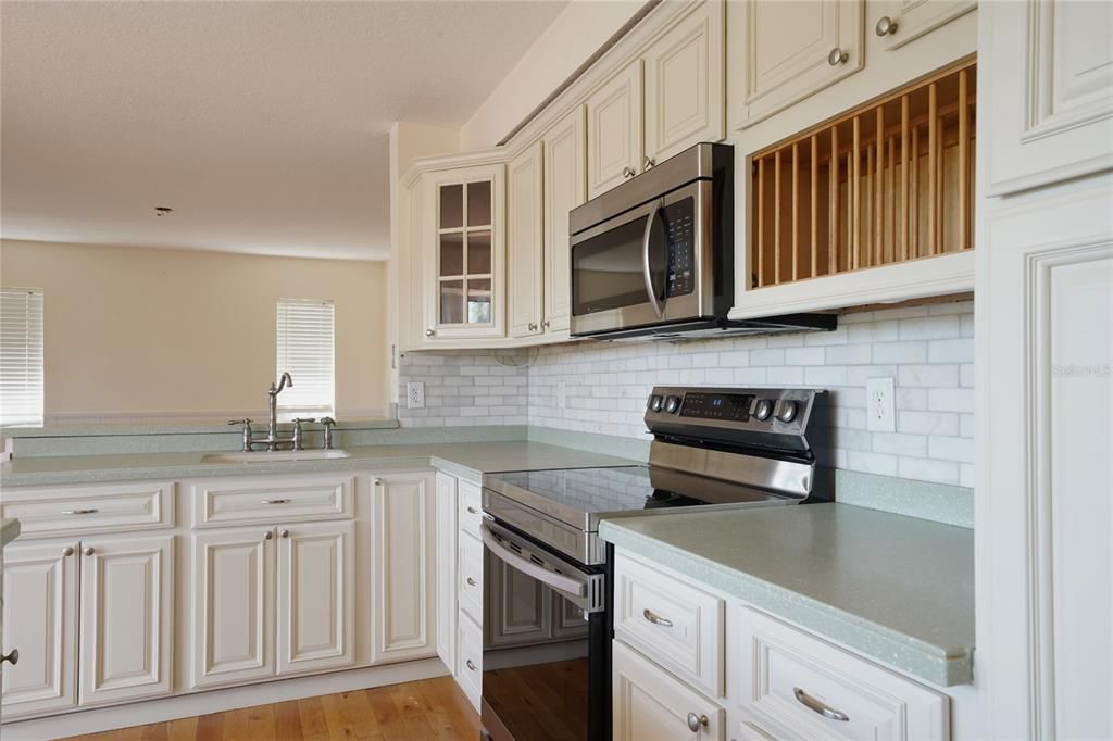 合同活跃: $355,000 (4 贝兹, 3 浴室, 2674 平方英尺)