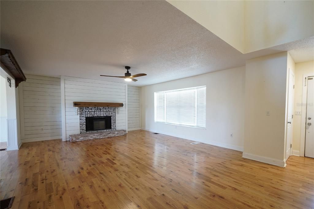 合同活跃: $355,000 (4 贝兹, 3 浴室, 2674 平方英尺)