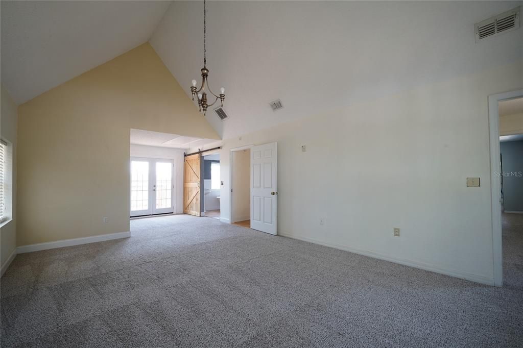 合同活跃: $355,000 (4 贝兹, 3 浴室, 2674 平方英尺)