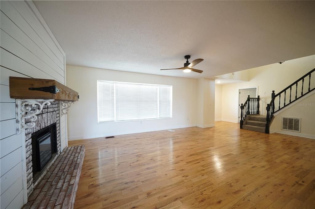 合同活跃: $355,000 (4 贝兹, 3 浴室, 2674 平方英尺)