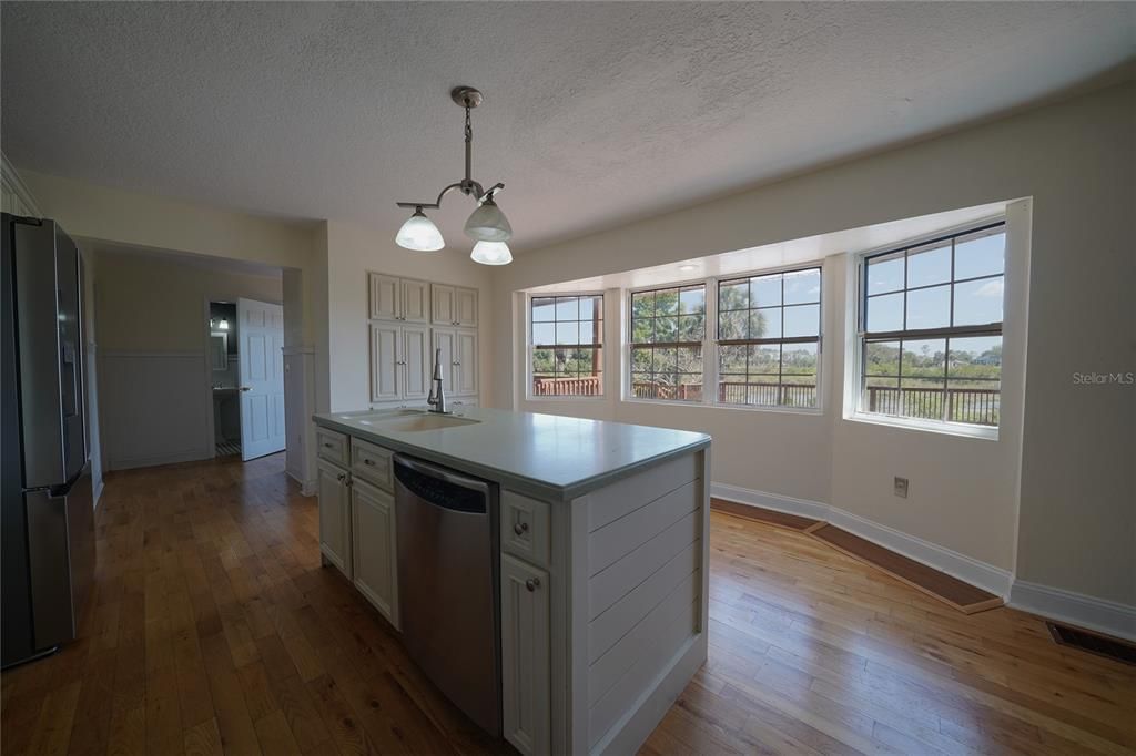 合同活跃: $355,000 (4 贝兹, 3 浴室, 2674 平方英尺)