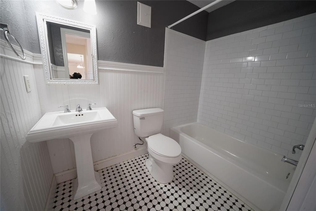 合同活跃: $355,000 (4 贝兹, 3 浴室, 2674 平方英尺)