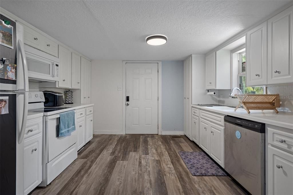 For Sale: $199,900 (3 beds, 2 baths, 1446 Square Feet)