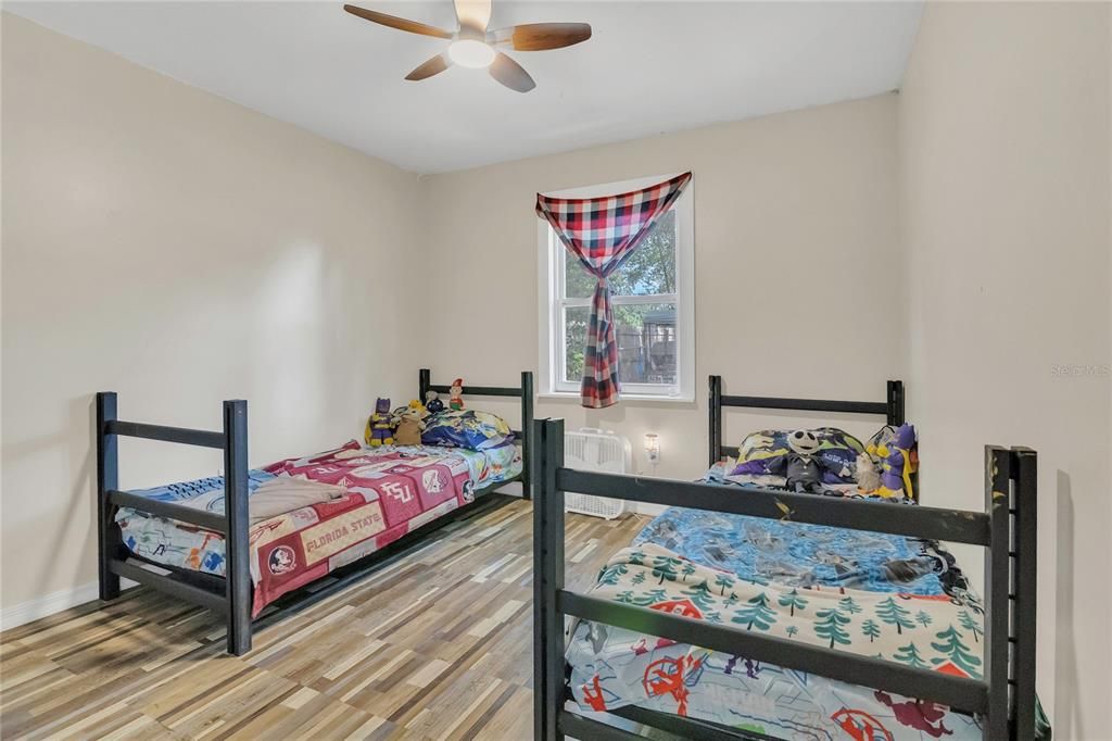 En Venta: $219,900 (3 camas, 2 baños, 1215 Pies cuadrados)