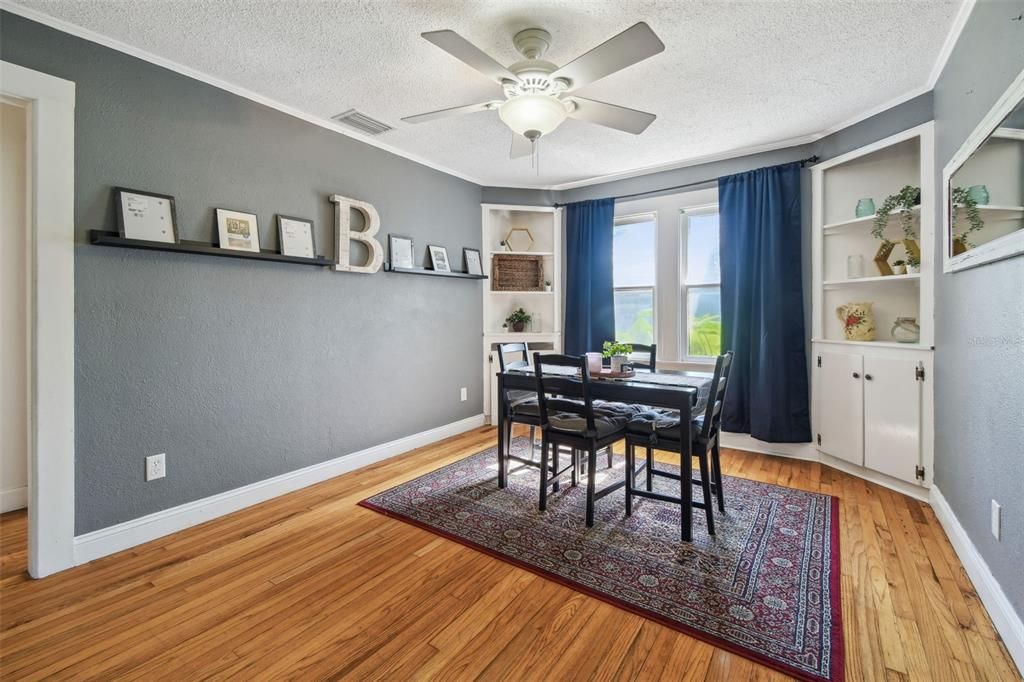 合同活跃: $725,000 (5 贝兹, 4 浴室, 4752 平方英尺)