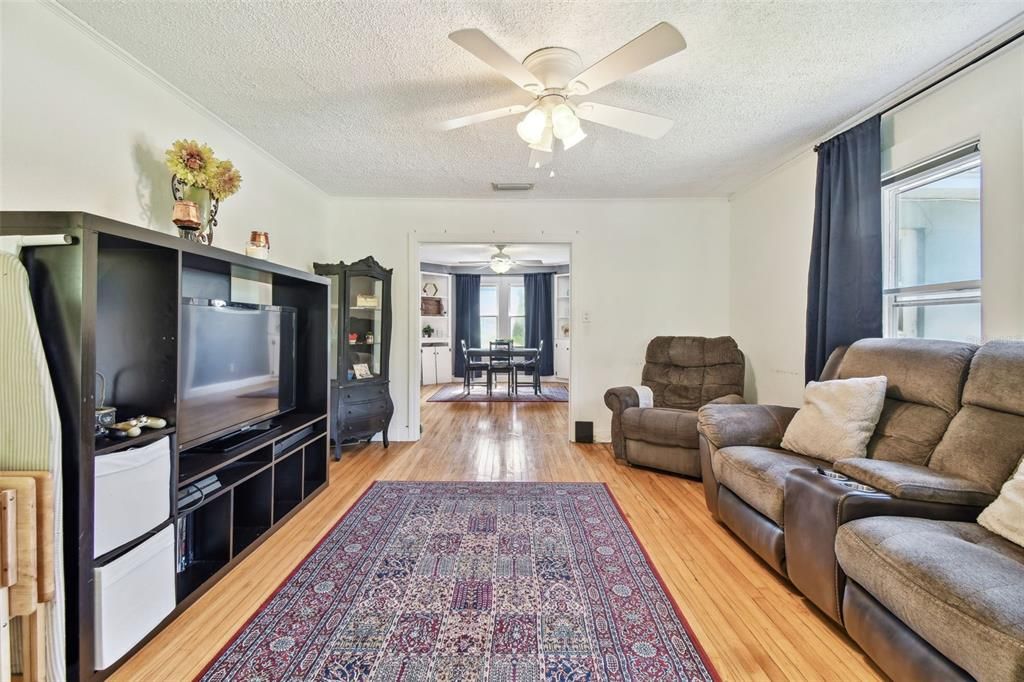 合同活跃: $725,000 (5 贝兹, 4 浴室, 4752 平方英尺)