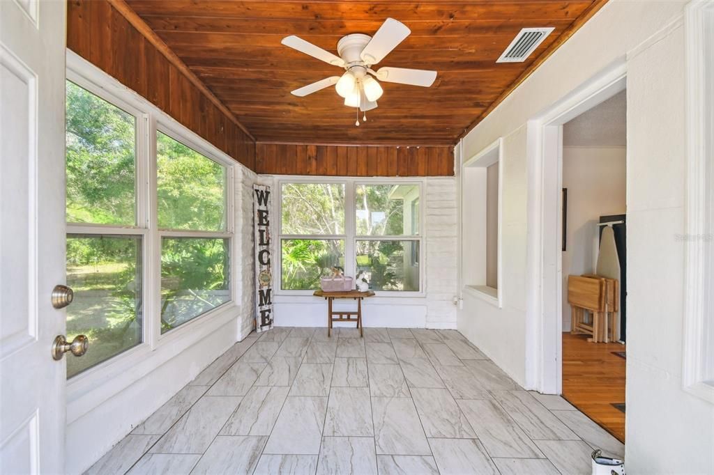 合同活跃: $725,000 (5 贝兹, 4 浴室, 4752 平方英尺)