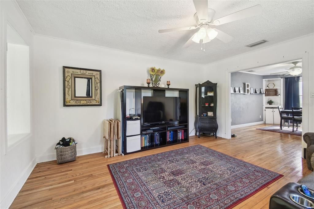 合同活跃: $725,000 (5 贝兹, 4 浴室, 4752 平方英尺)