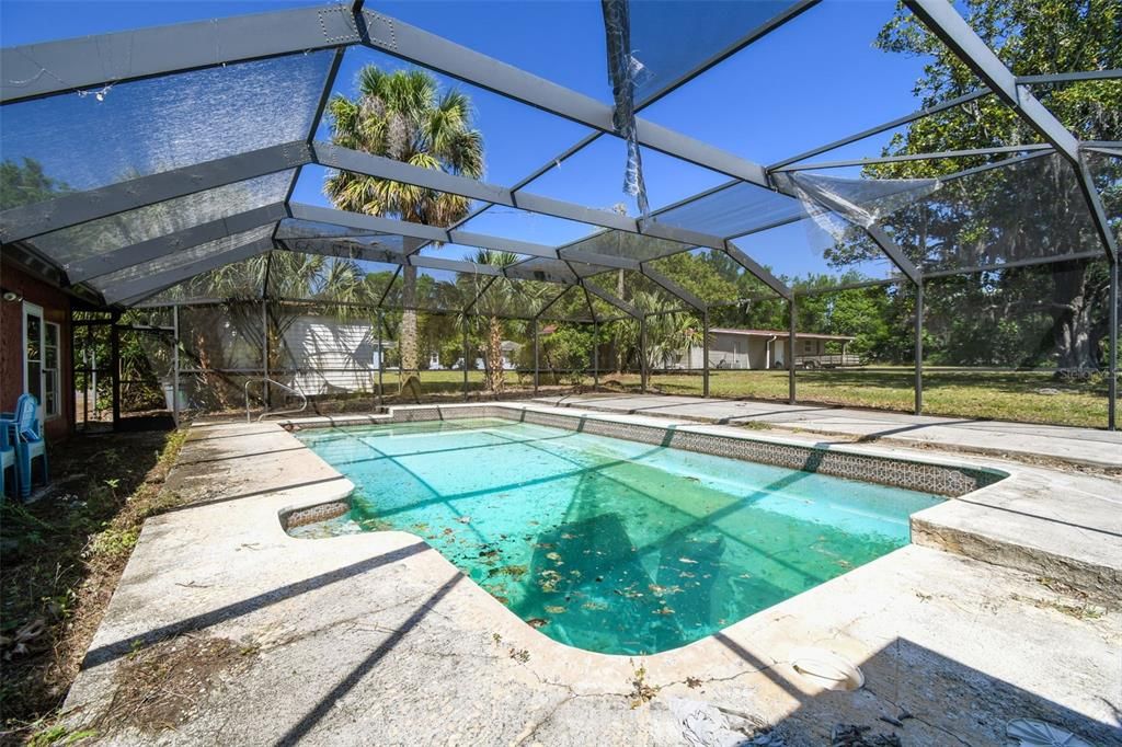 合同活跃: $725,000 (5 贝兹, 4 浴室, 4752 平方英尺)