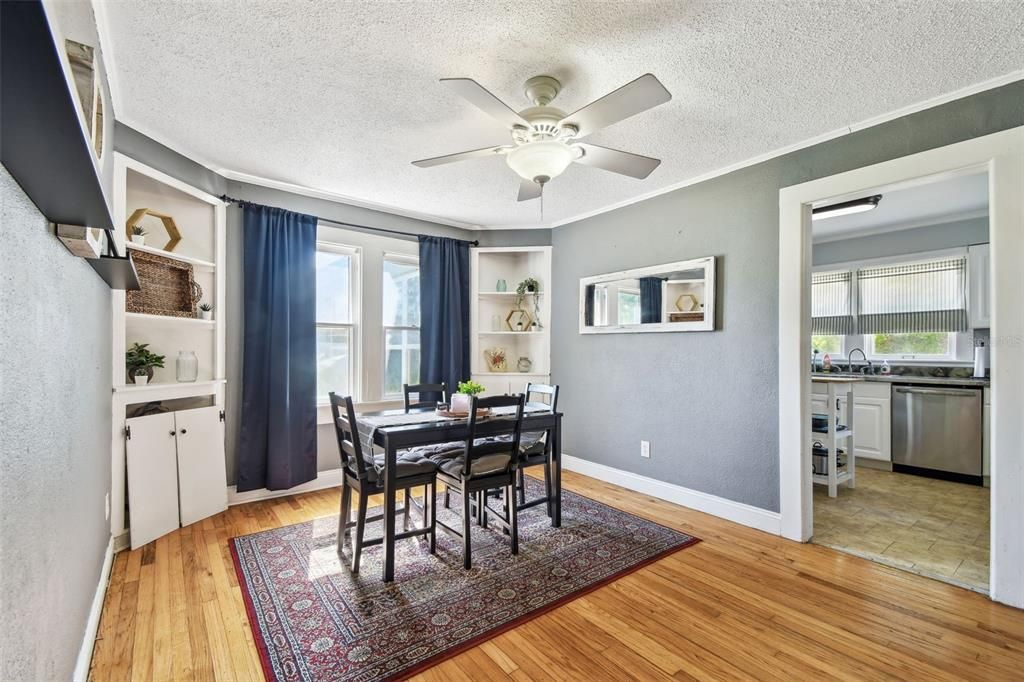 合同活跃: $725,000 (5 贝兹, 4 浴室, 4752 平方英尺)