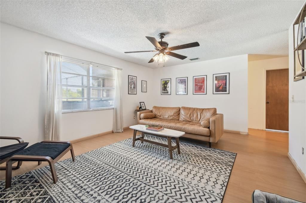 合同活跃: $725,000 (5 贝兹, 4 浴室, 4752 平方英尺)