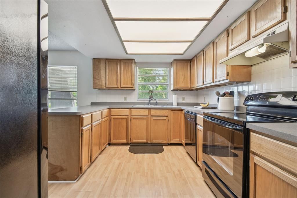 合同活跃: $725,000 (5 贝兹, 4 浴室, 4752 平方英尺)